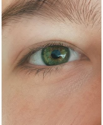 Crème yeux apaisante ROOSEEL - application contour des yeux